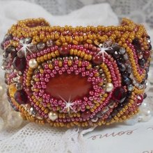 Bracelet Jaspe Rouge manchette brodé avec un cabochon Jaspe Rouge, des Cristaux de Swarovski et des rocailles